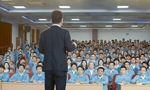 注重科研合作、汇聚人才